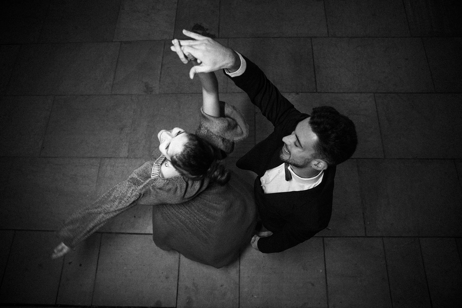 Ett par som dansar swing