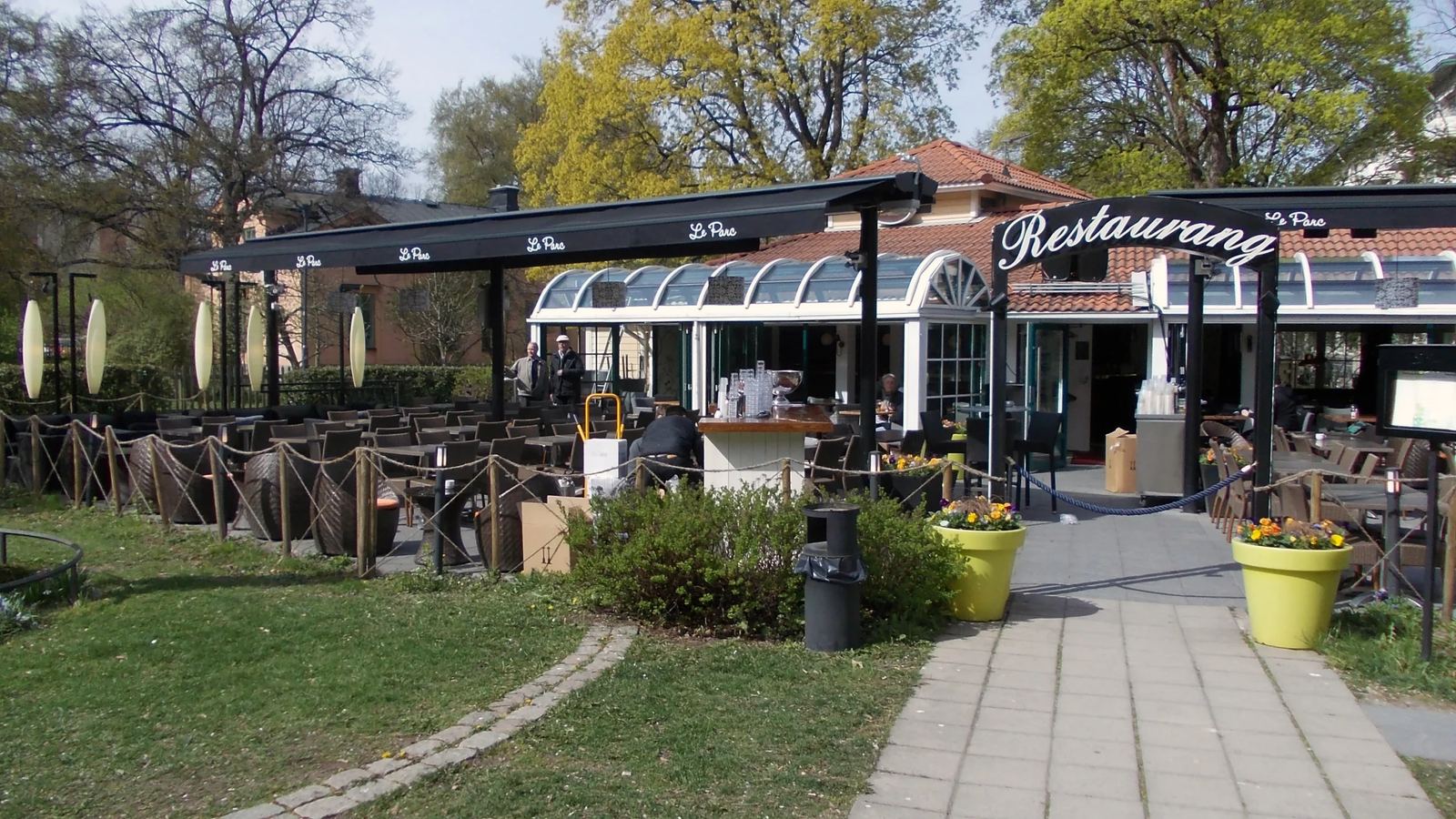 Terrassen och glasverandan sedda från parken